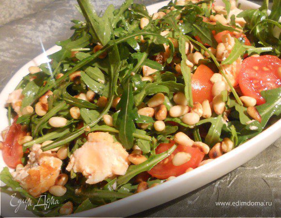 Салат руккола кедровые орешки. Салат руккола креветки и кедровыми орешками. Салат руккола кедровые орешки. Салат с кедровыми орешками легкий и вкусный. Руккола с черри и кедровыми орешками.