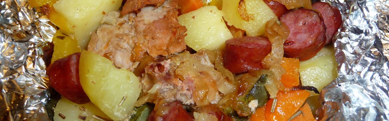 Рецепт мяса с овощами в фольге. Рыба с овощами в фольге. Рецепт мяса с овощами в фольге. Мясо с овощами в фольге в духовке. Говядина с картошкой в фольге.