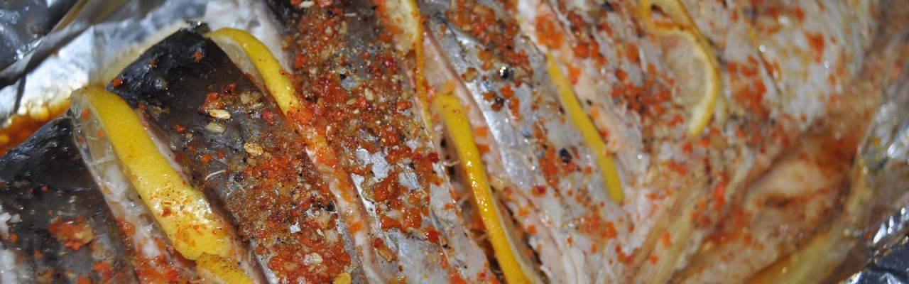 Пельмени в духовке на противне. Белый амур запеченный в духовке. Амур запеченный. Амур кусочками в духовке. Белый амур рыба в духовке.