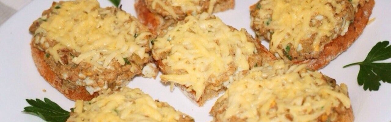 Бутерброды с сайрой консервой. Бутерброды из сайры консервированной. Бутерброды с сайрой и яйцом. Бутерброды из сайры. Горячие бутерброды с рыбной консервой.