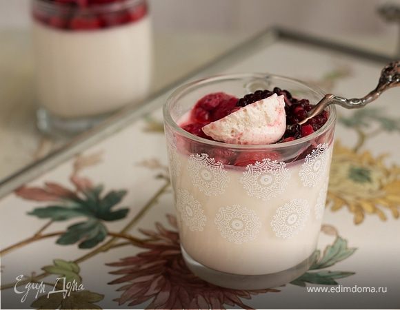 Десерт из йогурта с печеньем и ягодами