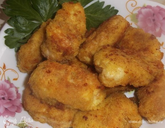 Наггетсы из фарша курицы. Рецепт наггетсов из куриного фарша. Нагенцы из курицы. Наггетсы домашние. Наггется фришки куриные жареные 300гр.