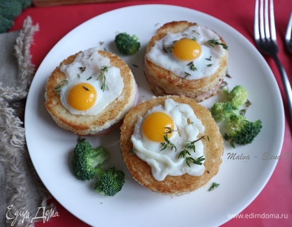 Яичница. Необычные блюда из яиц. Блюда из яиц. Украшение блюд на пасху. Яичница с авокадо на завтрак.