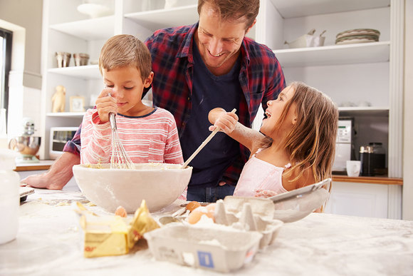 Стоит ли учить ребенка готовить и как это сделать