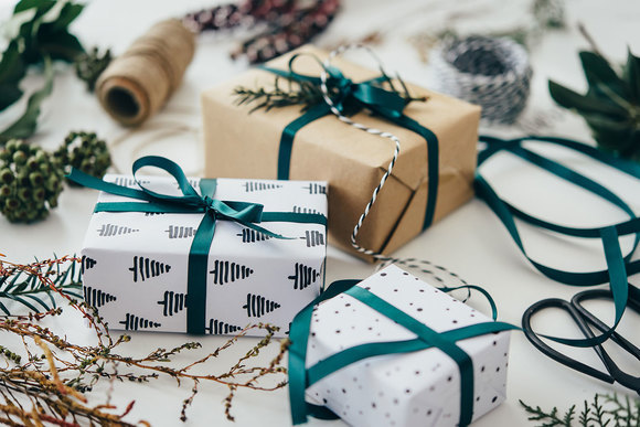 Какие подарки вручать в Новый, 2018 год? Топ-5 идей для каждого члена семьи! 