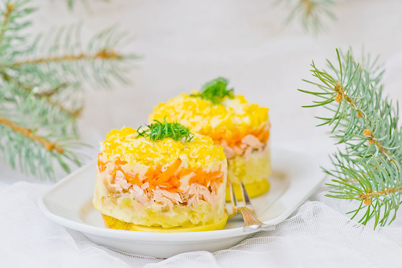 Праздничные блюда: готовим новогоднюю классику — салат «Мимоза»