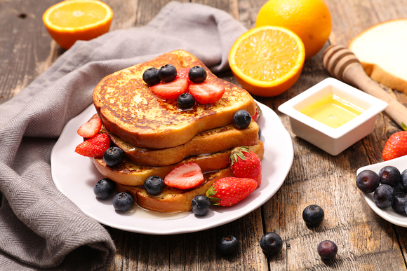 Не только масло: с чем подать тосты на завтрак 
