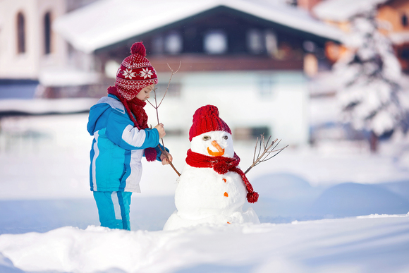 Снежное искусство: лепим снеговика всей семьей
