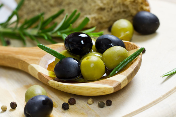 Закуска из оливок и маслин со специями
