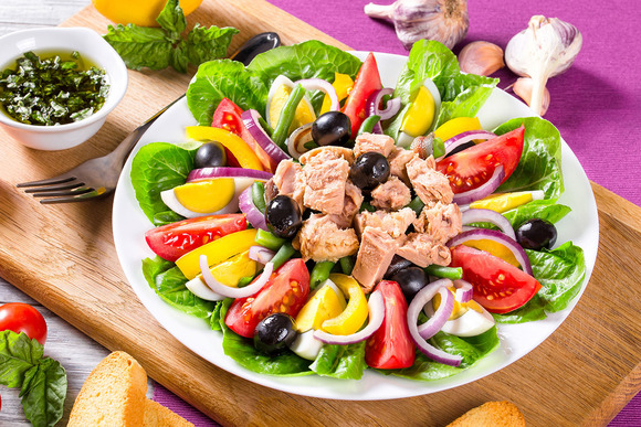 Средиземноморская изюминка: готовим салаты с оливками и маслинами