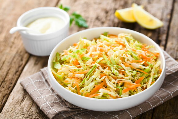 Чем заправлять салат из капусты на диете