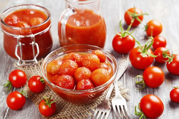 Рецепт безопасного приготовления томатного сока на зиму в домашних условиях без стерилизации с помощью мясорубки