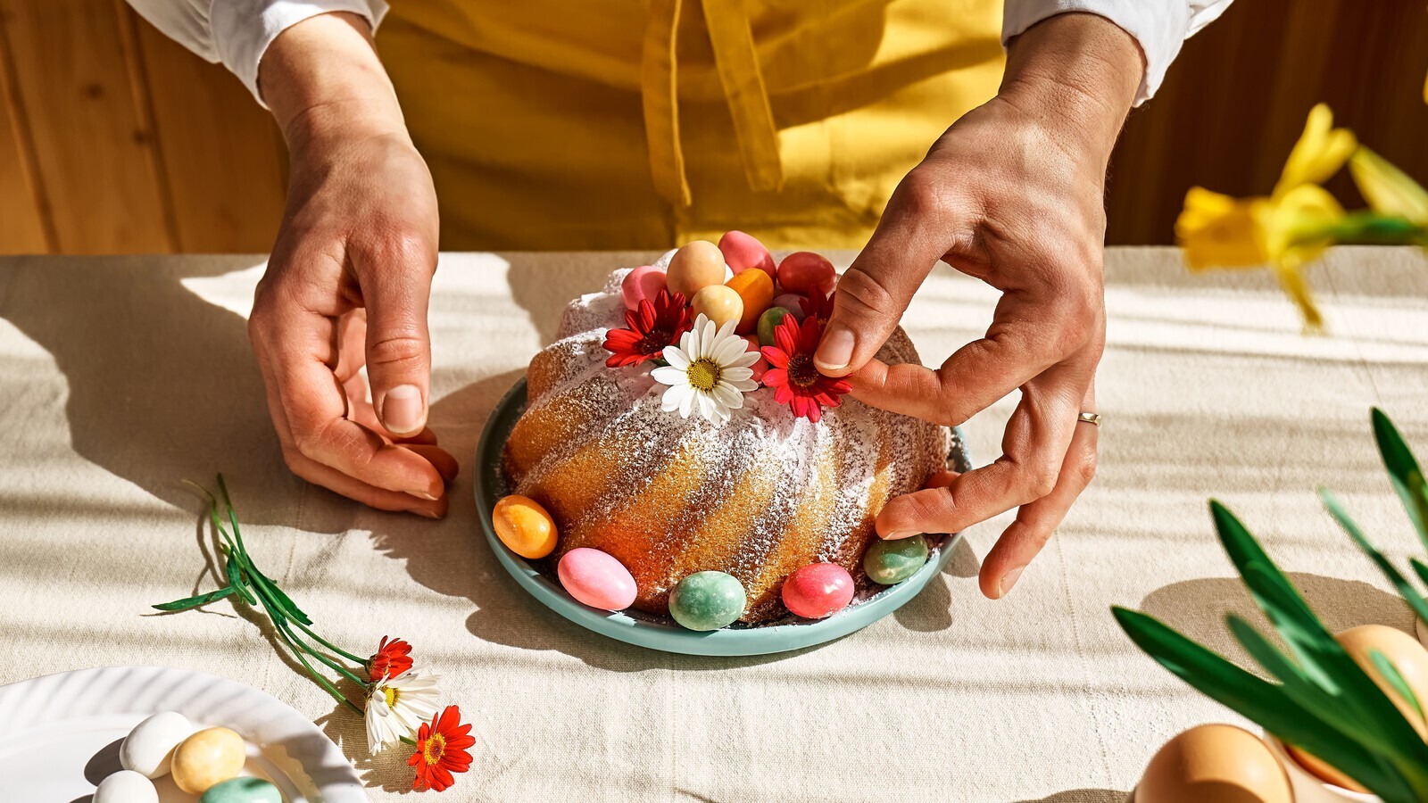 Сюда василек, туда розу: флорист Филоненко назвал цветы, подходящие для украшения куличей к Пасхе