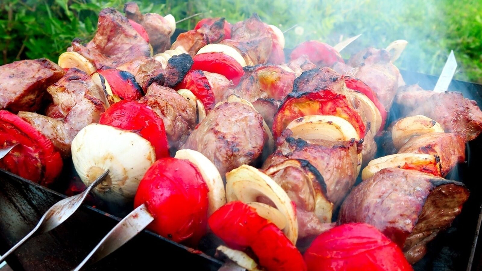 "Добавляют тархун, мяту": диетолог раскрыла рецепты двух идеальных соусов для шашлыка