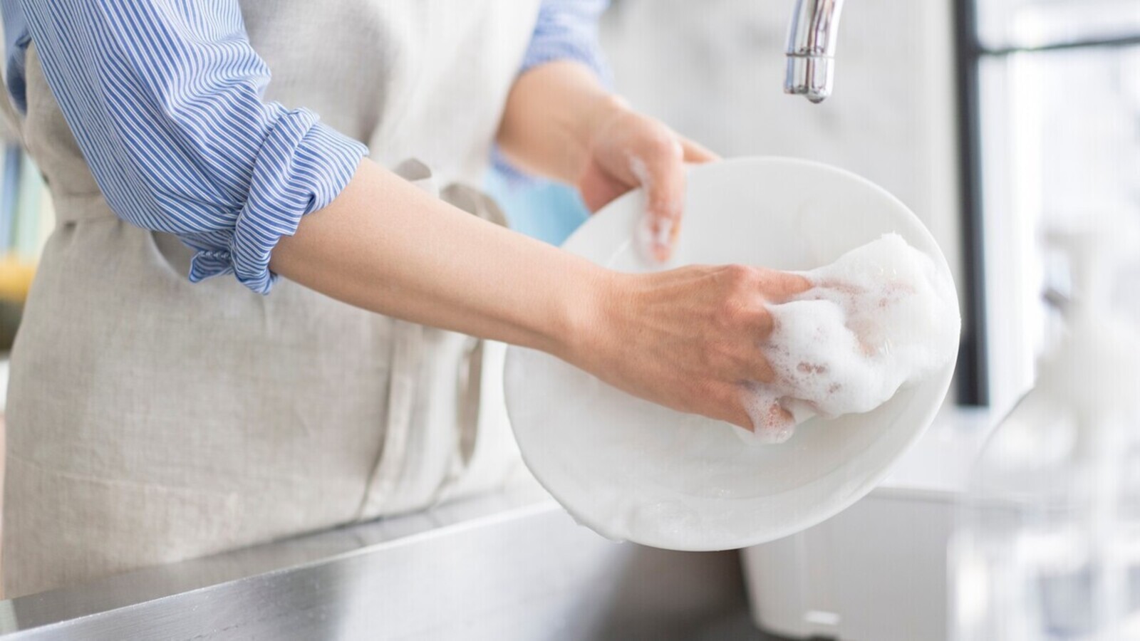 Эксперт Савчук раскрыла, как мыть посуду и не тратить зря воду и средство