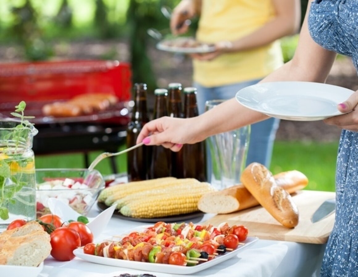 Пикник не закончится отравлением: технолог рассказала, что из еды брать и не брать на природу