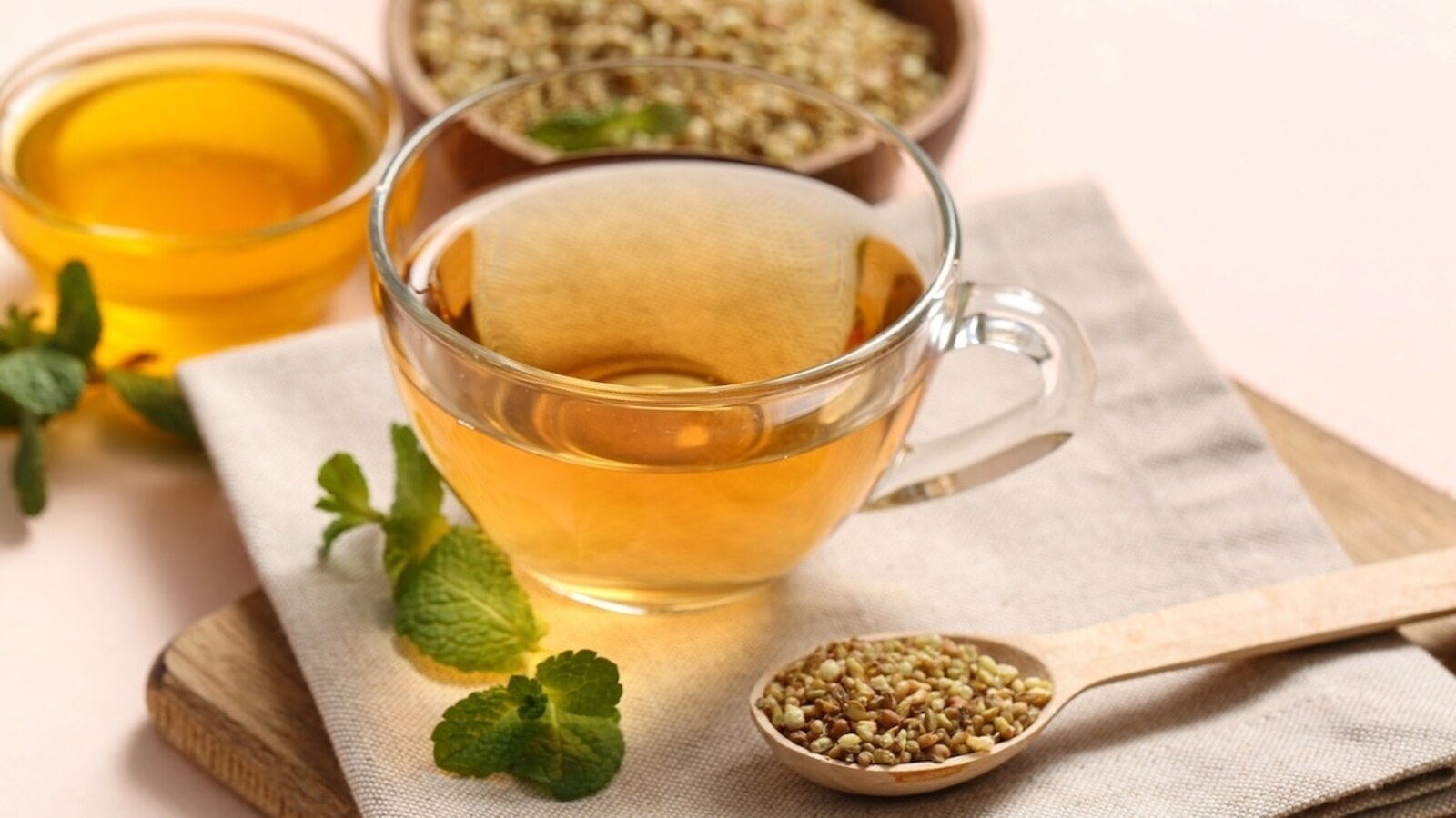 Так вот ты какой, гречишный чай! Что таит в себе модный напиток — релакс для нервной системы или риск камней в почках?