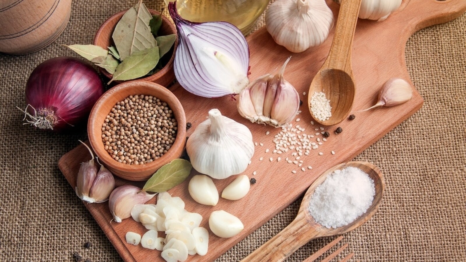 В какие супы не надо добавлять лавровый лист и чеснок? Шеф-повар предостерег от ошибок