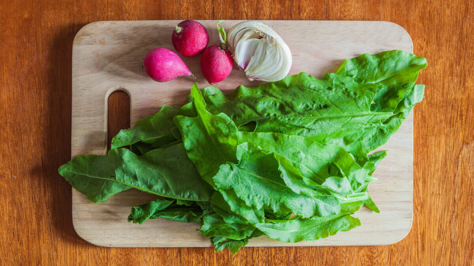 Не выбрасываю ботву редиса: готовлю весенний салат, который вкуснее всех привычных